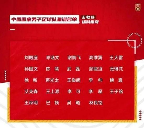 为了还原这一庄严的历史时刻，导演薛晓路邀请了时任交接仪式升旗手的朱涛作为升旗部分的总指挥和顾问，指导杜江、朱一龙等演员